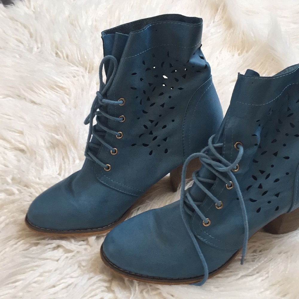 Woman’s booties - Picture 4 of 4